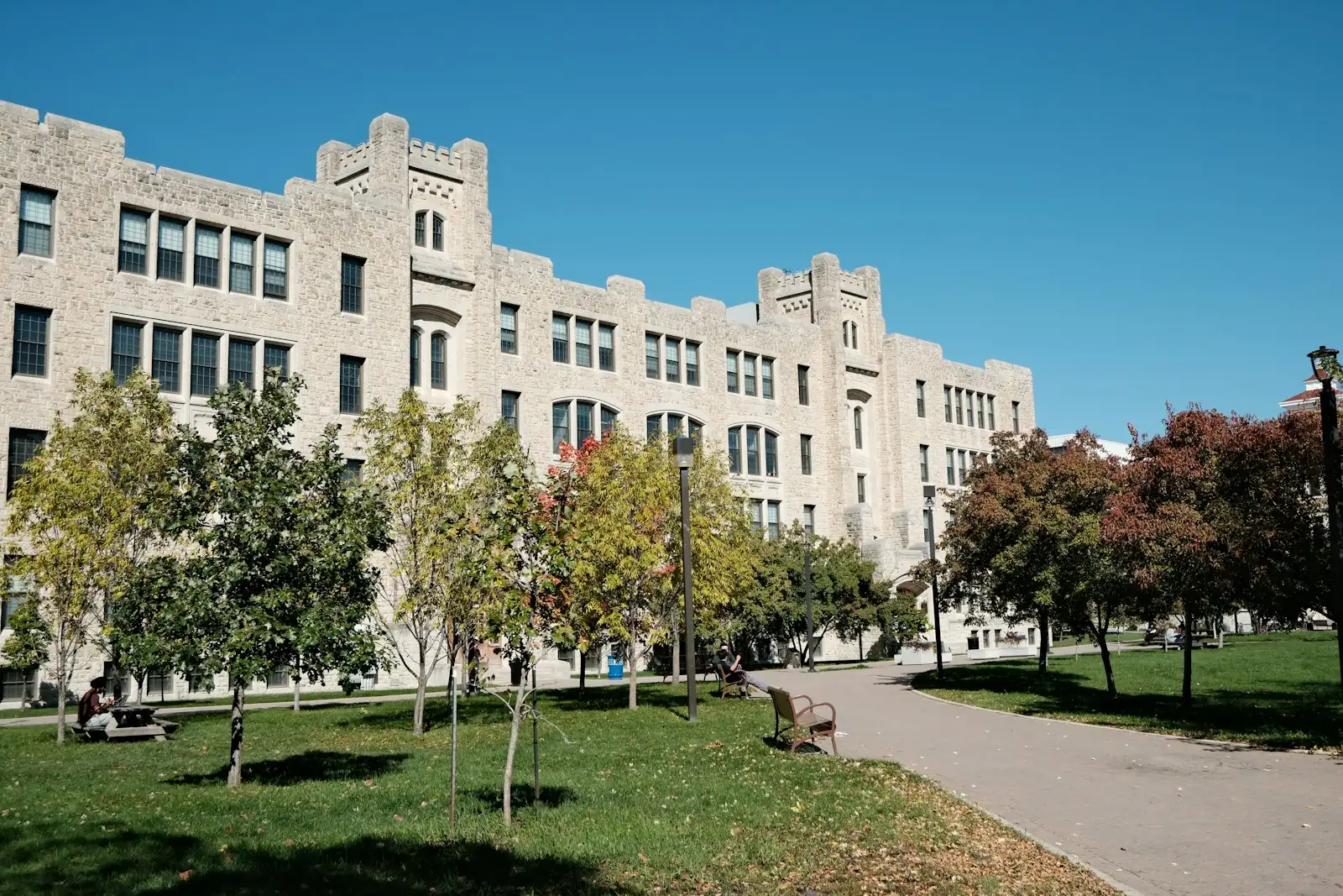 Campus universitaire arboré sous un ciel bleu