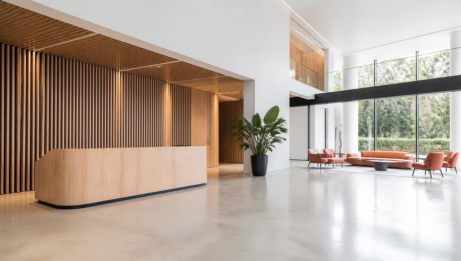Hall d’accueil d’une école contemporaine : banque d’accueil en bois clair, claustra de bois, plante verte et grande façade vitrée