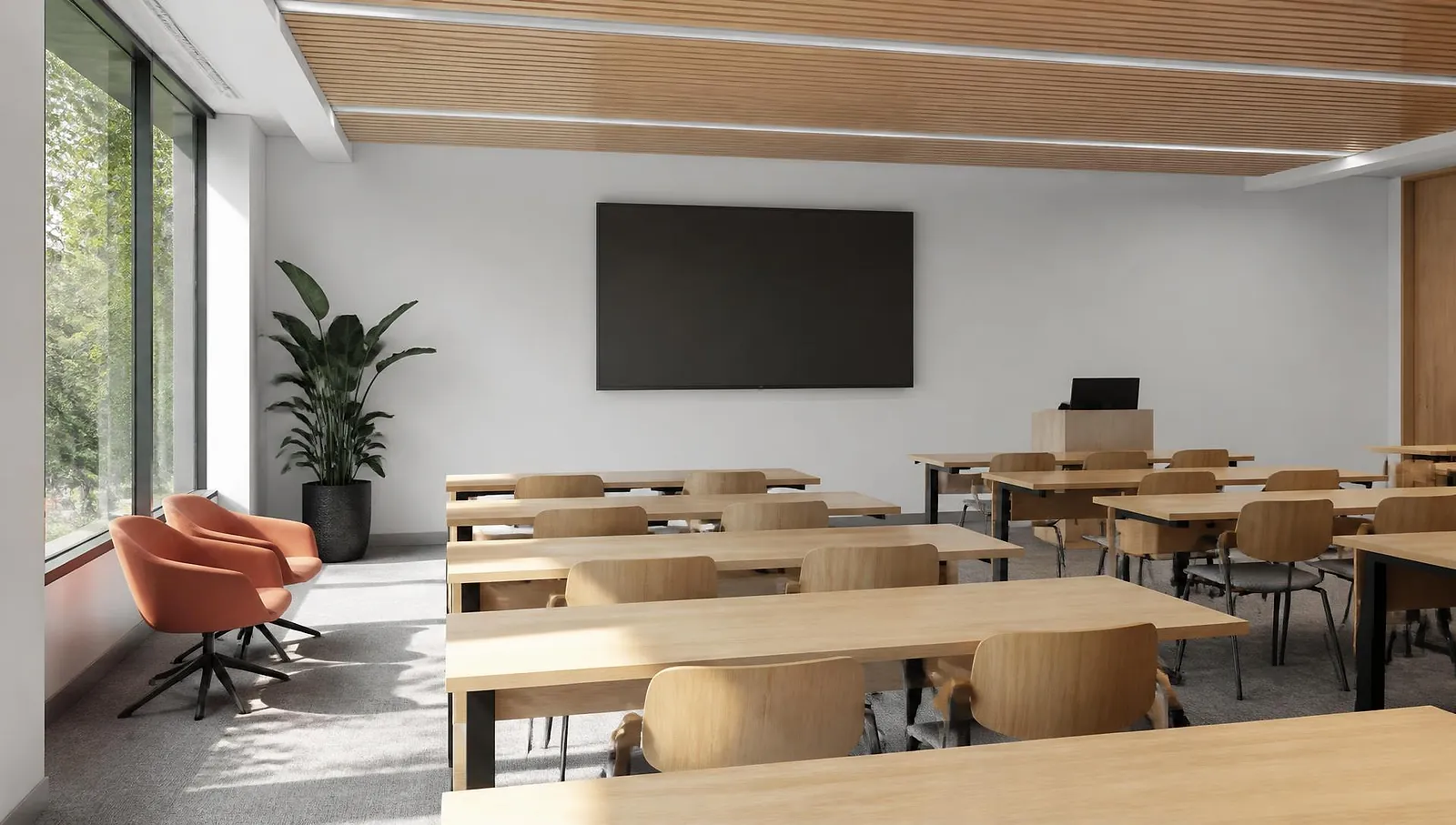 Salle de cours contemporaine vide : tables et chaises en bois clair, grand écran éteint, plafond à lames de bois et baie vitrée