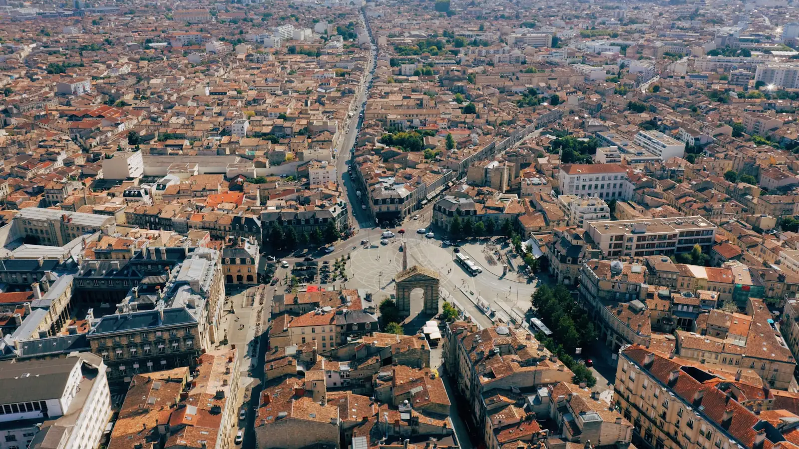 Vue aérienne des toits et du centre de Bordeaux