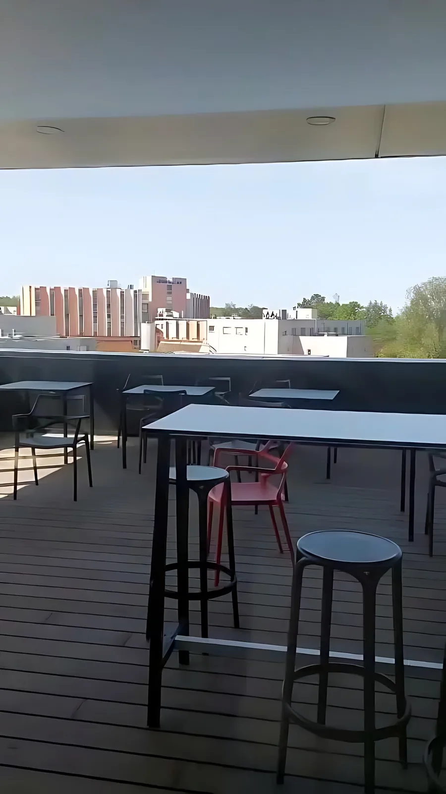 Terrasse extérieure du campus, mobilier et végétation