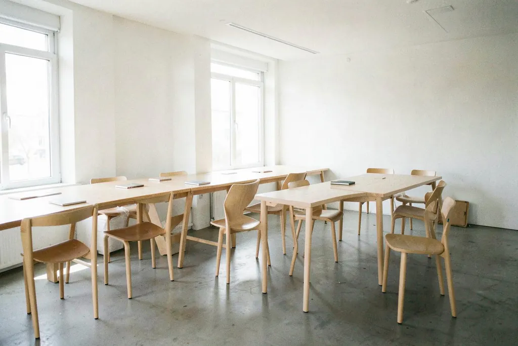 Espace de travail lumineux, longues tables de chêne clair