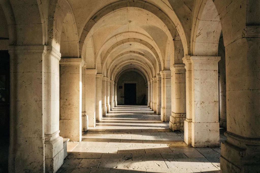 Couloir de cloître aux arches de pierre