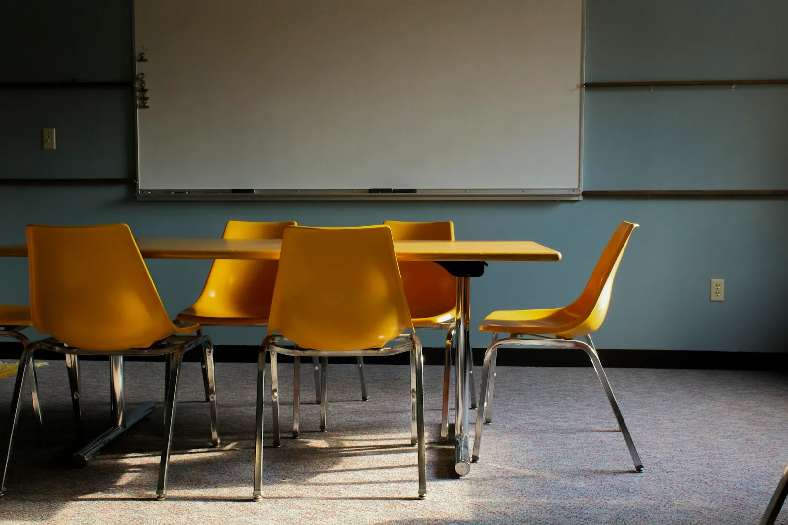 Espace d’étude contemporain avec tables et chaises
