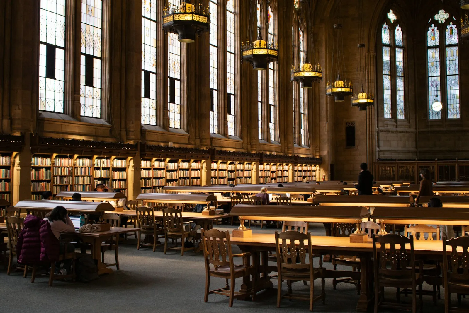 Grande salle de lecture universitaire aux boiseries anciennes