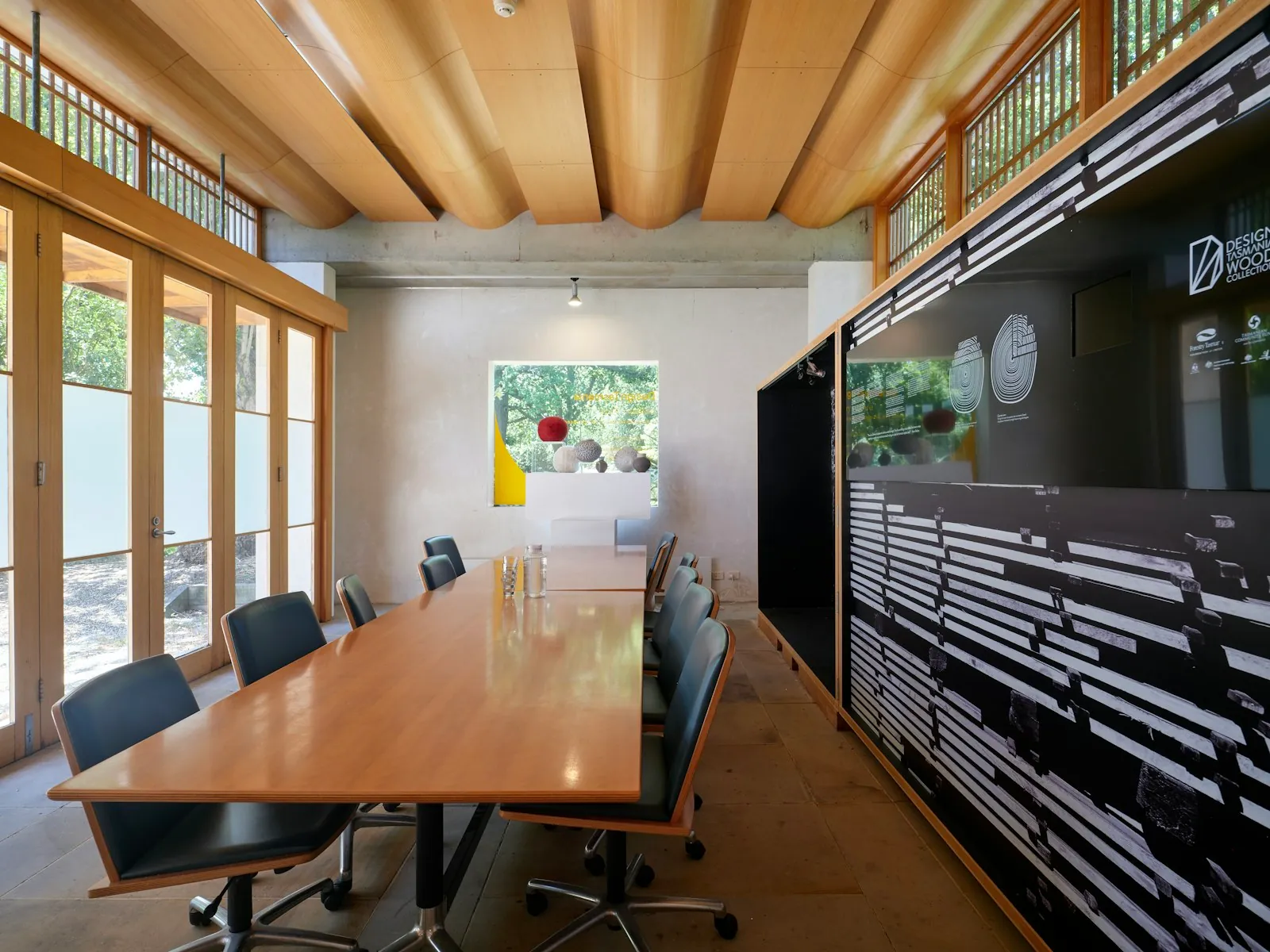 Salle de réunion contemporaine avec écran mural
