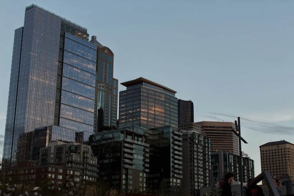 Vue large d’une ville à l’heure bleue